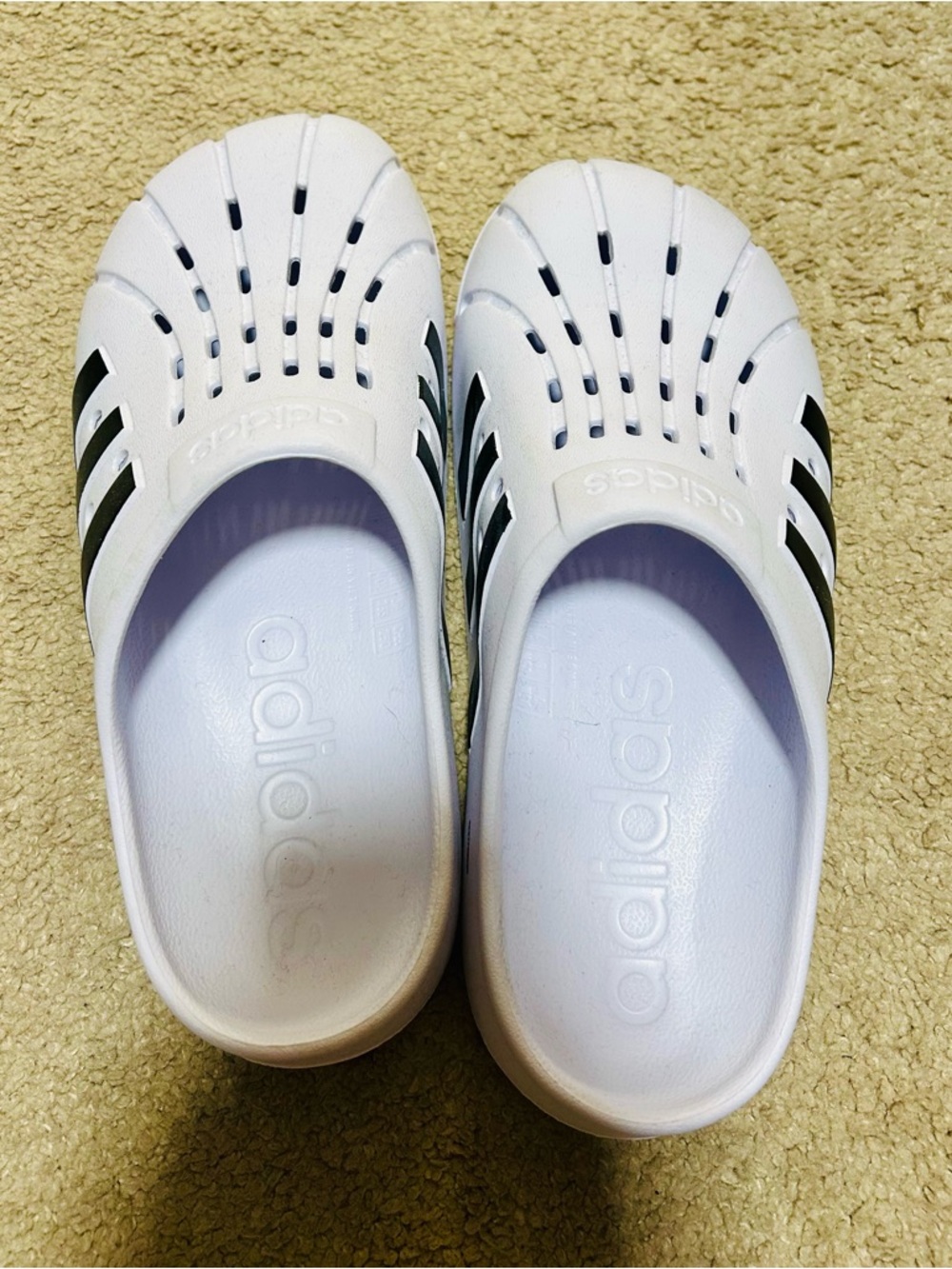 Women’s gently used Adidas White Foam Slip-On Clogs size 8